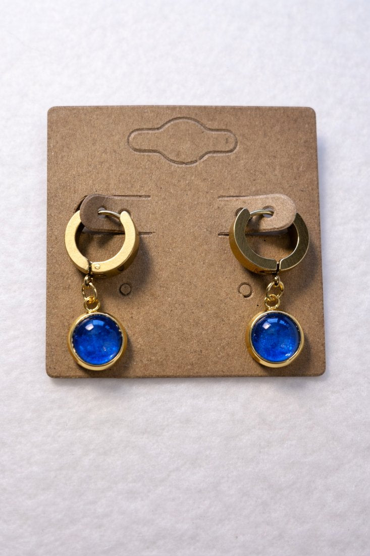 KOLCZYKI-HUGGIE ESSENCE – OCZKO W KOLORZE NIEBIESKIM