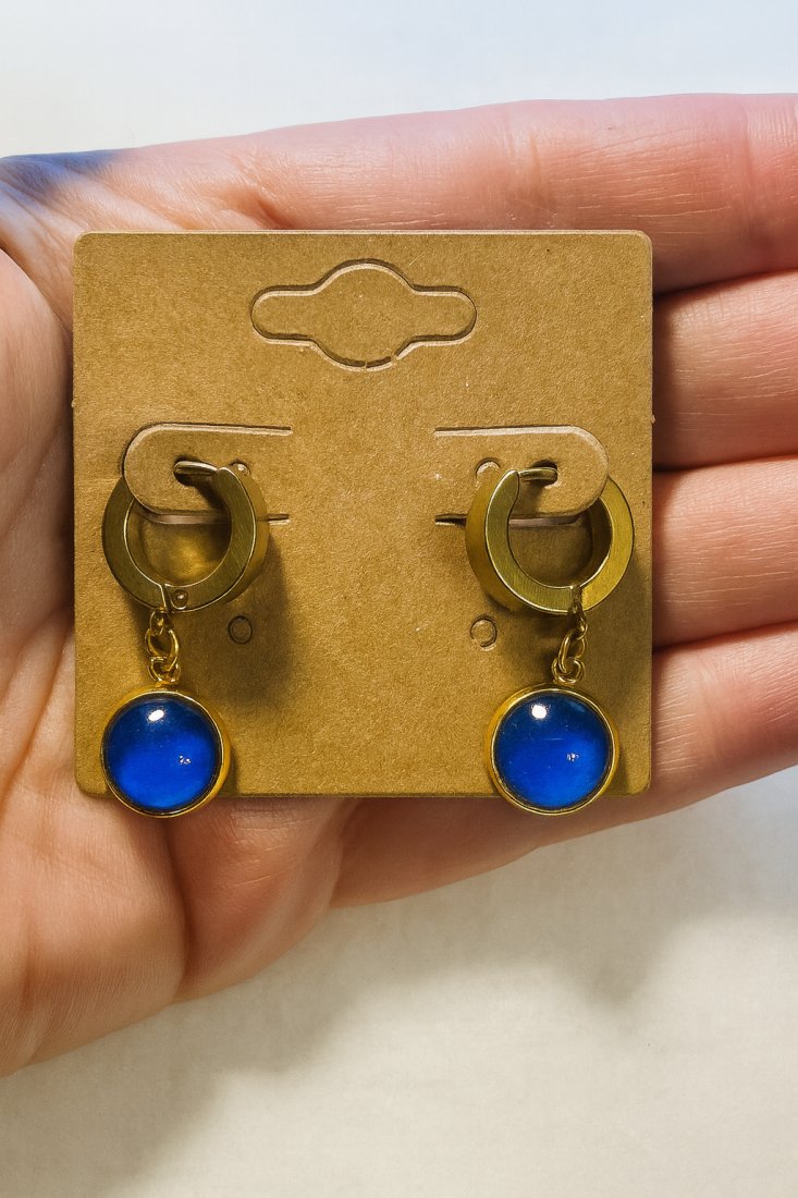 KOLCZYKI-HUGGIE ESSENCE – OCZKO W KOLORZE CHABROWYM