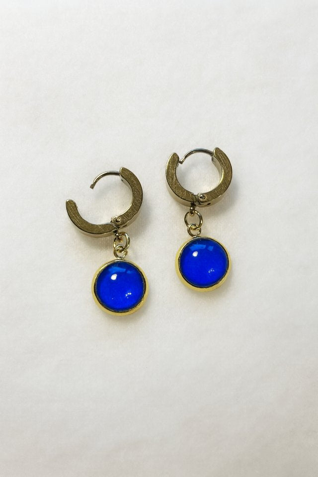 KOLCZYKI-HUGGIE ESSENCE – OCZKO W KOLORZE CHABROWYM