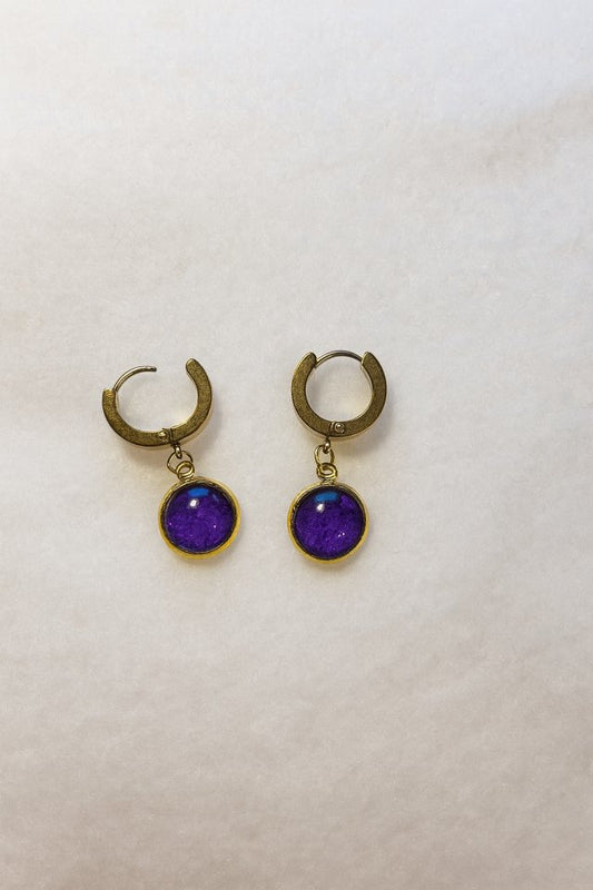 KOLCZYKI-HUGGIE ESSENCE – OCZKO W KOLORZE FIOLETOWYM